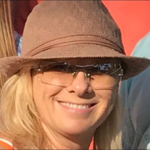 Meet your Posher, Debi